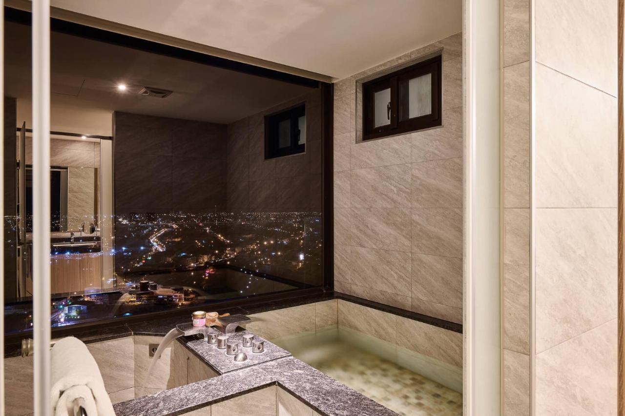 Cuncyue Hot Spring Resort 羅東鎮 エクステリア 写真 Bathroom with a view