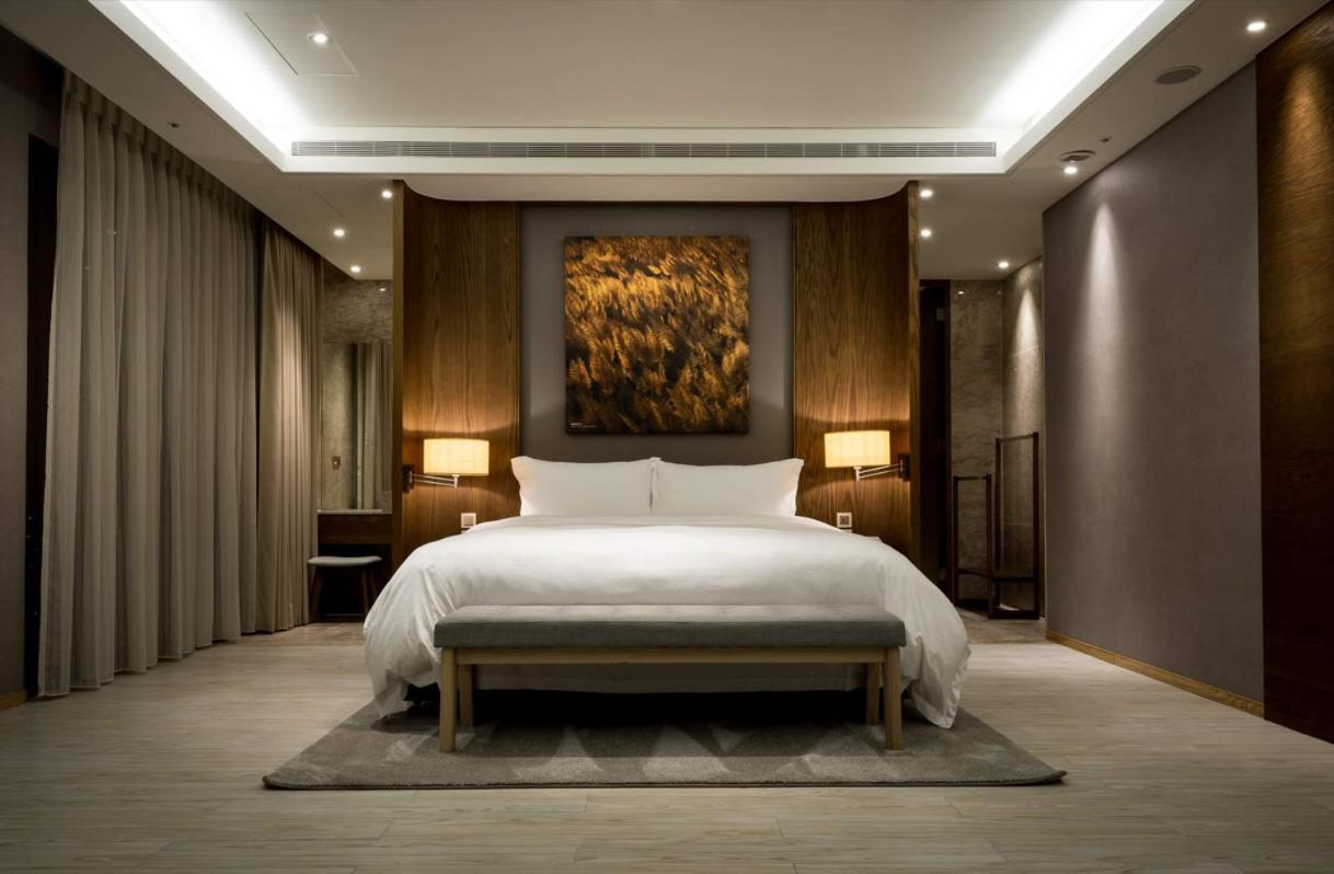 Cuncyue Hot Spring Resort 羅東鎮 部屋 写真 A bedroom at The Ritz-Carlton, Hong Kong