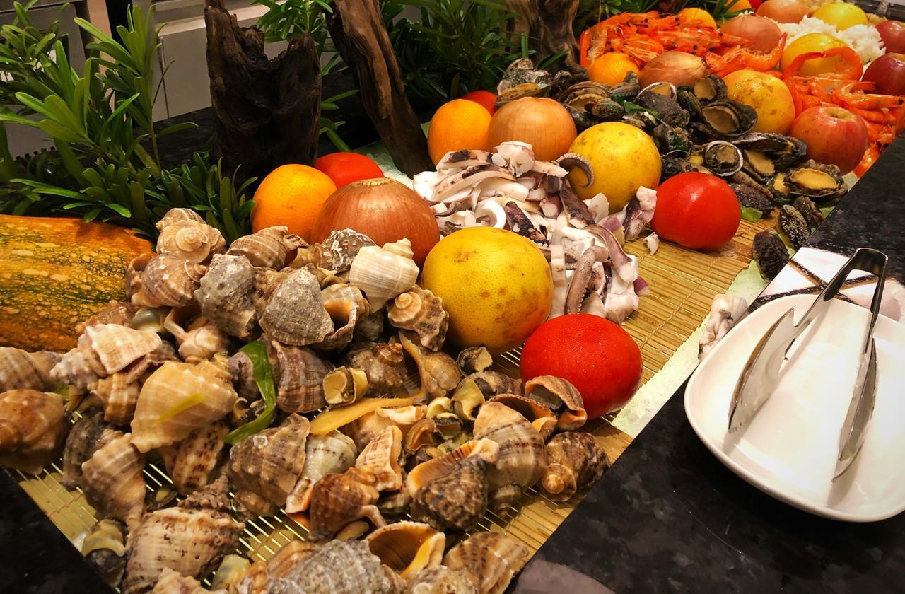 Cuncyue Hot Spring Resort 羅東鎮 エクステリア 写真 A selection of seafood at a buffet